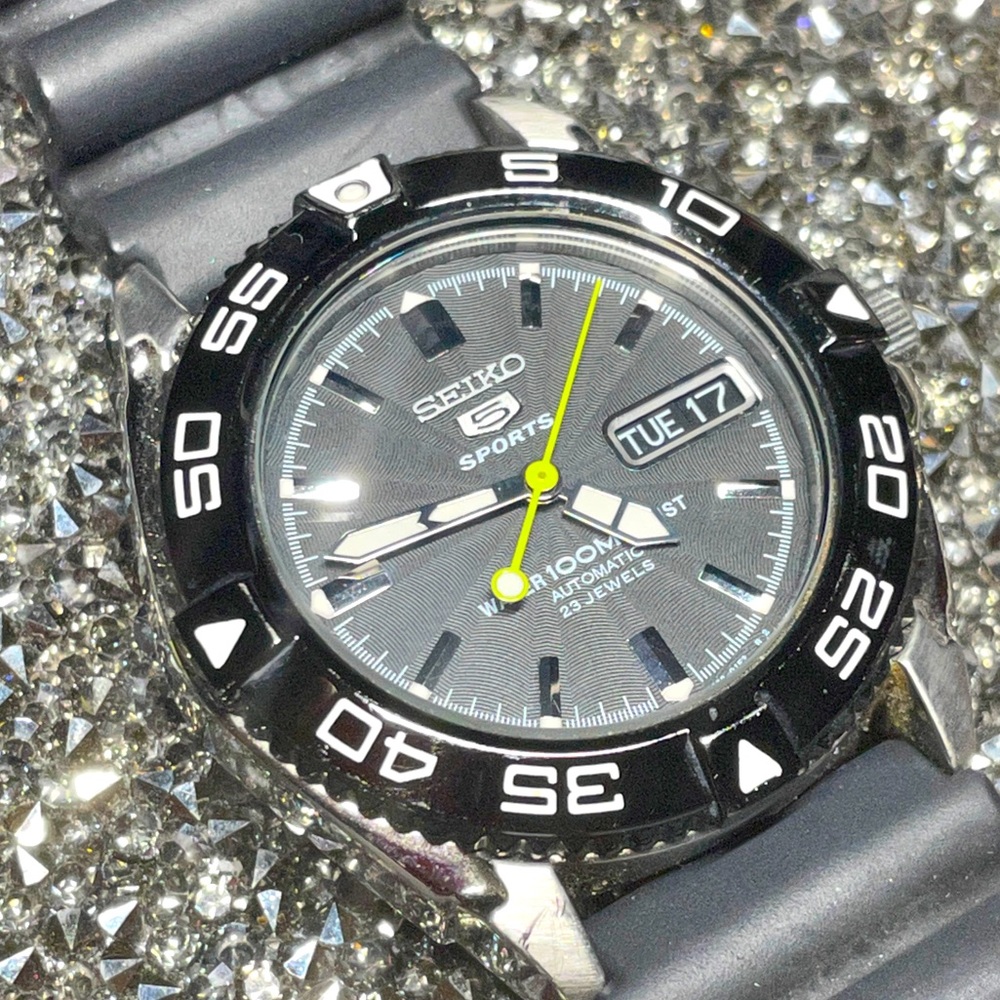 Women’s/Unisex Seiko Kinetic Black Silicone Strap Watch